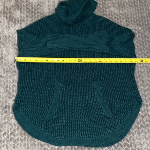 Michael Kors Cable Knit Turtleneck sweater.  Size Small.  Scoop hemline. - Picture 4 of 8